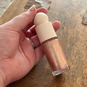 Rare Beauty Positive Light Liquid Luminizer in Mesmerize
